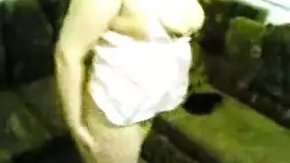 أم مصرية تتفجر شهوة: علاقة جنسية جماعية عنيفة في غرفة النوم