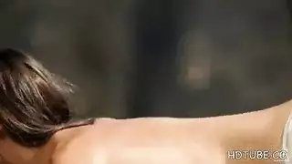 بلوندية ممتلئة الجسم تداعب رفيقتها المحبطة في جنس شقوي ساخن