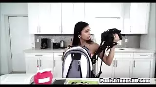 قضيب سميك ينفجر بالسائل المنوي على مؤخرة كبيرة وسمينة