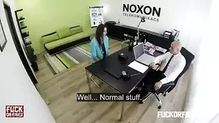 عاهرة مكان العمل: الفتاة الفرنسية تبلع وتأخذ عضو مديرها