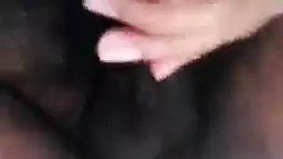 قضيب ضخم الحجم شاب يمارس العادة السرية ويطلق قذفة منوية كبيرة