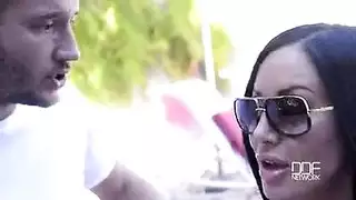 جنس في المسبح مع أثداء كبيرة وأداء صريح من فحل عضلي