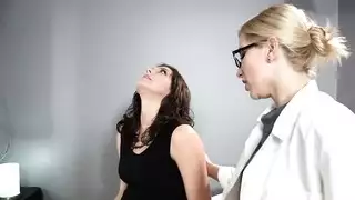 فيتش طبي: طبيب يحلب مهبل حامل منتفخ