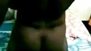 ثلاثية صريحة: الخادمة تأخذ قضيبين في فتحاتها