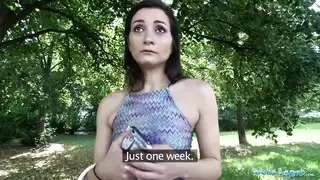 الإيطالية المثيرة تدمر كسها في جنس في العراء