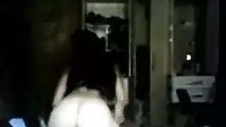 منظر خلفي صريح: إلهة برازيلية تعرض مؤخرتها