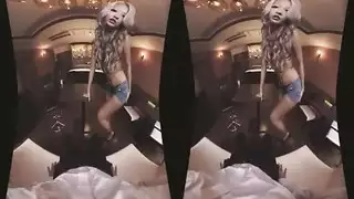 نجم بورن الواقع الافتراضي يتم اختراق حلقها بعمق