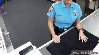 قذف داخلي في المقعد الخلفي لسيارة الدوريات