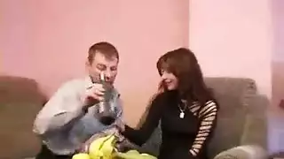 العشيقة الروسية الساخنة تتوسل لحركة جنسية صعبة بعد عشاء حميمي