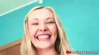 شقراء نحيلة تأخذ قضيباً وحشياً في فتحتها الضيقة