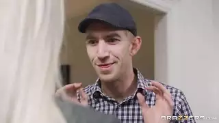 نجمه دولية ذات أثداء كبيرة منتفخة تُدمر في مشهد إباحي صريح