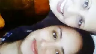 ممثلة إباحية متخفية: ساندرا تفرك قضيبًا صريحًا في التاكسي