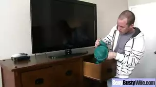 أم ناضجة ذات أثداء ضخمة تغوي مراهقًا خجولًا لركوب قضيبه بقوة