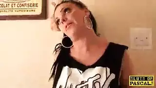 إباحية علنية: امرأة ناضجة تخلع ملابسها وتمارس الجنس في زقاق البولينج