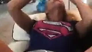 كاميرا خفية: عاهرة سمراء تمارس شهواتها المنحرفة بالعاب والبول