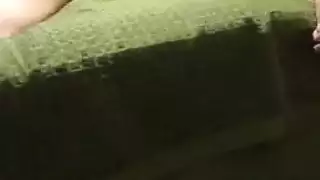 مقطع إباحي: الزوجة المشاغبة تدلك كسها من خلال تنورتها