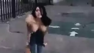 إباحية ربة منزل مثيرة: الجوارب تبقى عليها بينما تتعرّى بالكامل