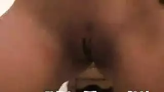 يلعب بكسه وهي تسوق