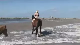 الفتاة الشقراء ميلا تُحرث وهي تمسك ساقيها متباعدتين