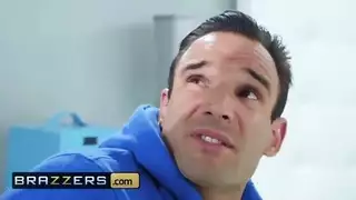 زوجة الأب تغوي ابن زوجها لجلسة إباحية عنيفة