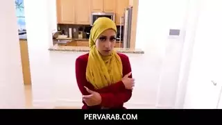 ينيكها وهو واقف على الحائط