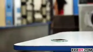 أربع شابات يعطين رجلاً عاريًا قطار مص إباحي