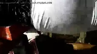 متلهفة لعملية جماع جماعي عنيف في هذا الفيديو