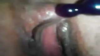 مشهد إباحي: فتح فرجها وشرجها على مصراعيهما