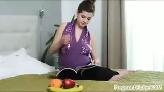 عاهرة كبيرة تطلب قضيبًا غليظًا بعمق