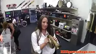 شفاه تحب أن تبتلع القضيب