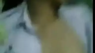 تلميذة مراهقة تخلع الزي المدرسي لتمارس الجنس العنيف في مهبلها المبلل