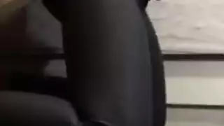 بنات عم ممتلئات الجسم يعبثن بمهبلهن الرطب في مشهد ساخن