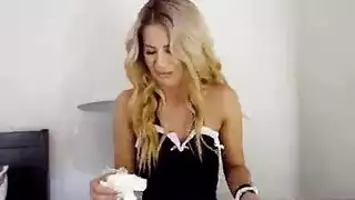 جلسة تنظيف زوجة الأب الجامحة تتحول إلى نيك صارم