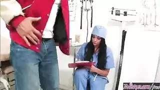 ممرضة كبيرة الثدي يتم توجيه القضيب لوجهها في المكتب الطبي