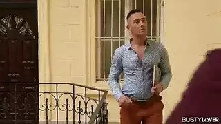 الأرملة المثيرة لا تقاوم قضيب مراهق صلب مشهد إباحي كامل