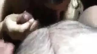 زوجة ساخنة تتعرض للضرب أمام زوجها وتلعق زبه بعمق