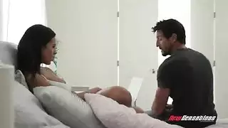 مشهد إغواء أخوي: فتاة سمراء تأخذ قضيبه