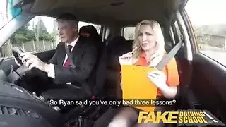 مواطن مسن يملأ فرج المعلمة الشقراء في لقاء غرامي سياراتي