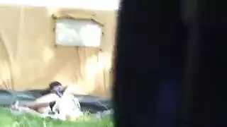 تمويه في الفناء الخلفي: سحب موعدته لمشهد إباحي سريع