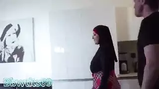 الفتاة اللبنانية المحجبة تمارس الجنس بعنف مع رجل أوروبي