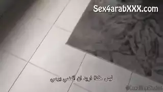 الأخت المثيرة تغوي المترجم لممارسة جنس إباحي عنيف