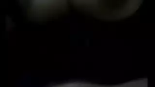 بنطال يوجا لامع وجوارب: رقص فردي يتحول إلى استمناء مكثف