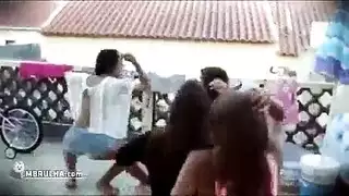 زوجين مثارين يمارسان الجنس في الحديقة مقابل المال