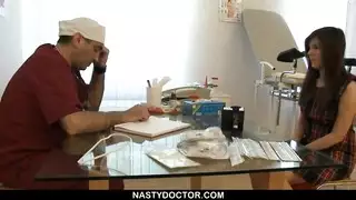 امرأة سمراء النادي حدب