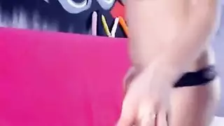 الوثن التدخين الهرة الكبيرة في سن المراهقة أسود