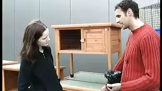 خادمة إسبانية تتدنس ثم تنظف في فيلم إباحي صريح