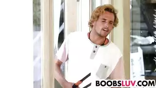 بدون فلس ومستعدة لخدمة قضيب أسود كبير