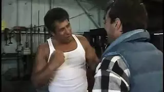 حصان صغير الحجم يمارس الجنس مع نساء في فيديو حيواني خشن