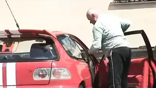 فتاة شبابية تطحن على عضو الجد الصلب