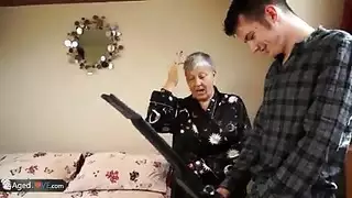 كاميرا تجسس تلتقط جلسة بورنو صريحة لعارضة كورية